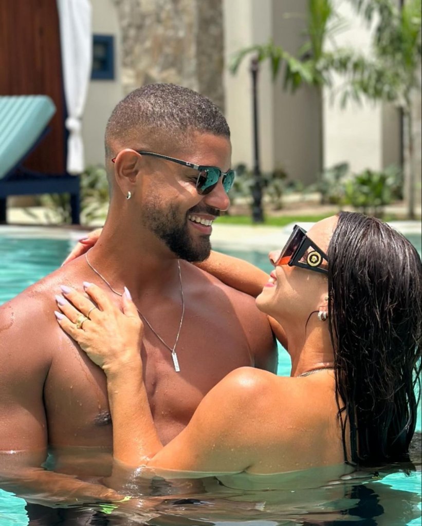 Viviane AraÃºjo em ItacarÃ©, no Resende Imperial, com o marido
